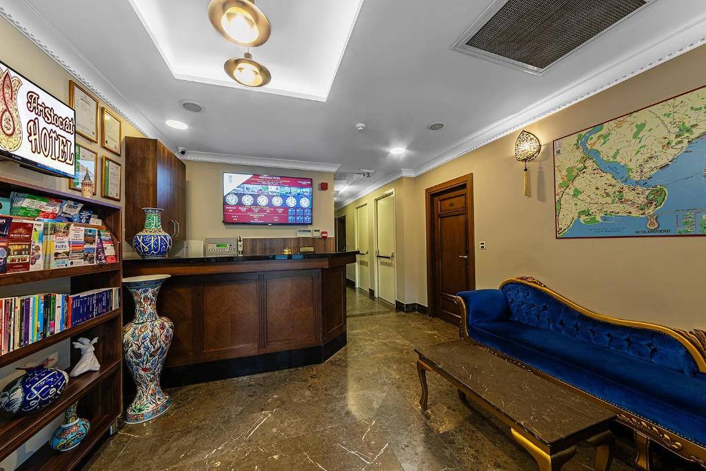 A television and/or entertainment centre at Aristocrat Hotel