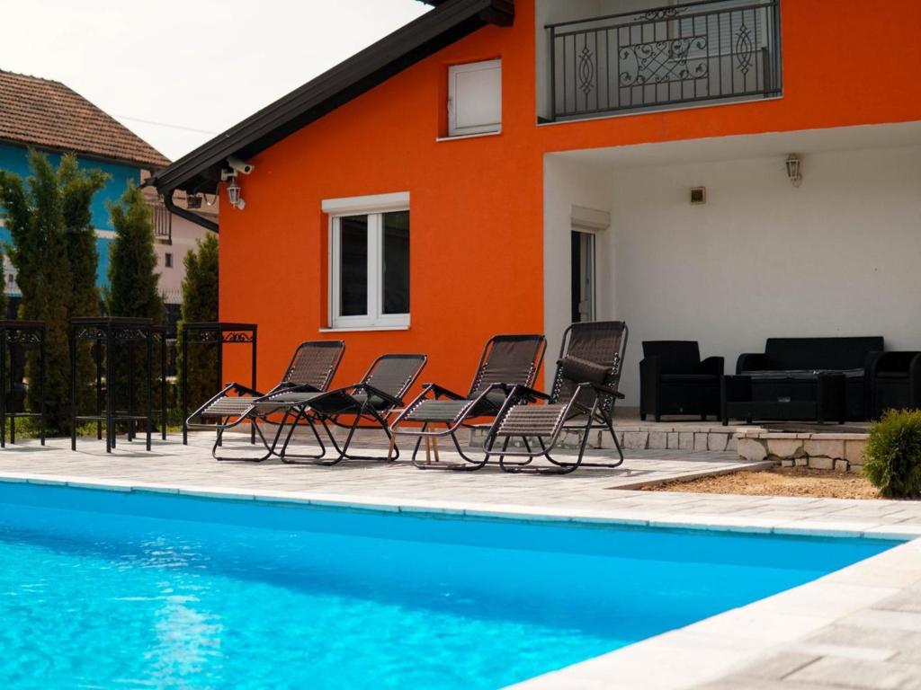 Un grupo de sillas junto a una piscina. en Kuca za odmor Lukavica, en Sarajevo