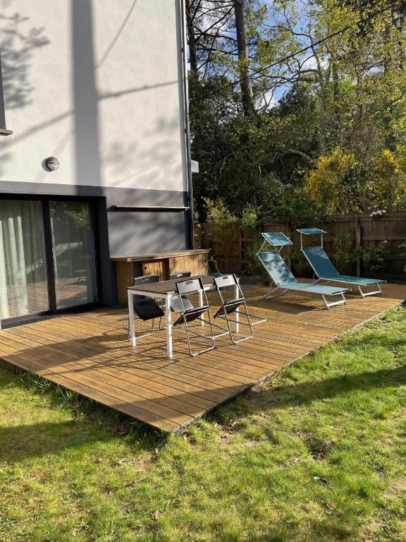 Κήπος έξω από το Logement 4 personnes à 2 pas du Lac, Lacanau