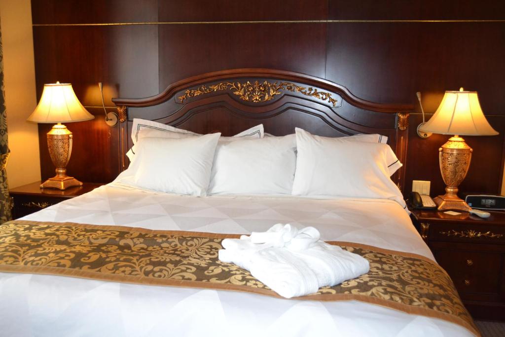 Postel nebo postele na pokoji v ubytování Radisson Hotel Toronto Airport West