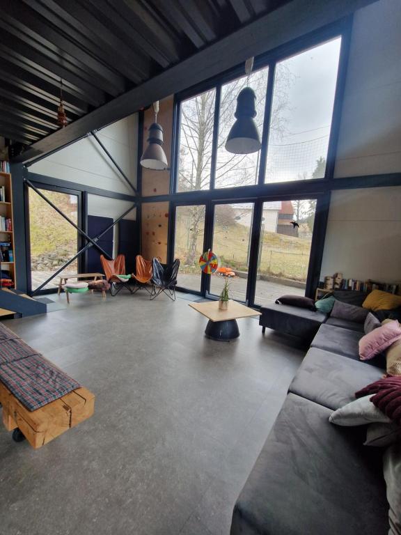 Ruang duduk di IRON LODGE Banský Studenec