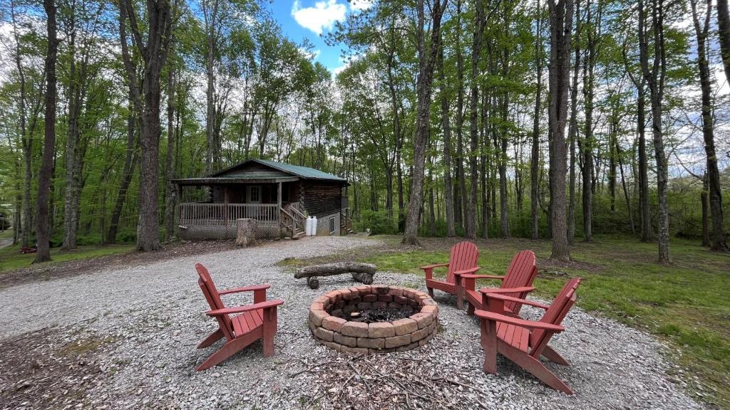 Κήπος έξω από το Acorn Acres Cabins White Oak Cabin