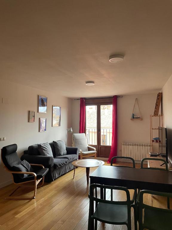 a living room with a couch and a table at Piso en Antigua Casa de Correos in Molina de Aragón