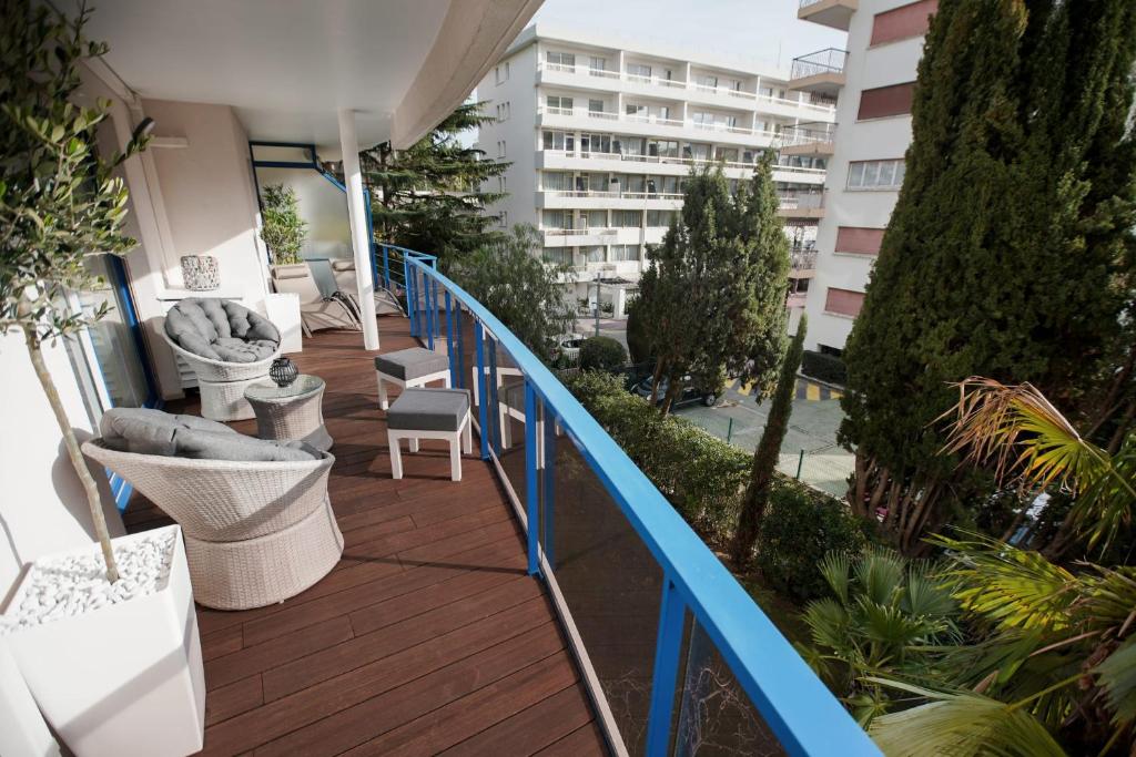 un balcon d'un bâtiment avec une balustrade bleue dans l'établissement With balcony Near La Pointe De La Croisette, à Cannes