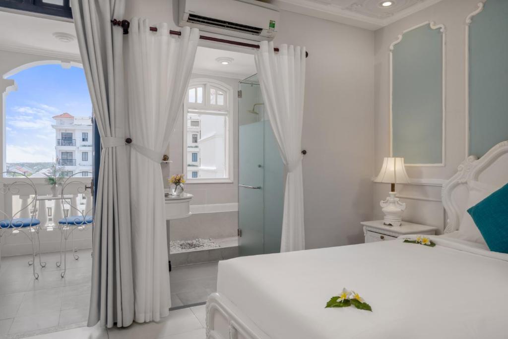 Giường trong phòng chung tại Hoi An Garden Palace and Spa - A Boutique Inspired by Nature