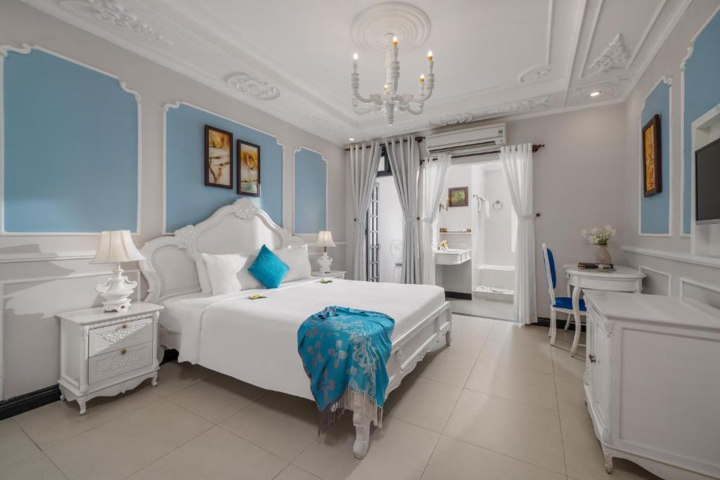 Giường trong phòng chung tại Hoi An Garden Palace and Spa - A Boutique Inspired by Nature