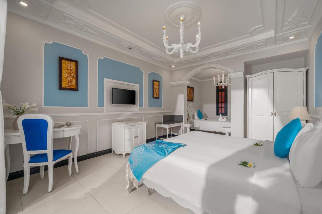 Giường trong phòng chung tại Hoi An Garden Palace and Spa - A Boutique Inspired by Nature