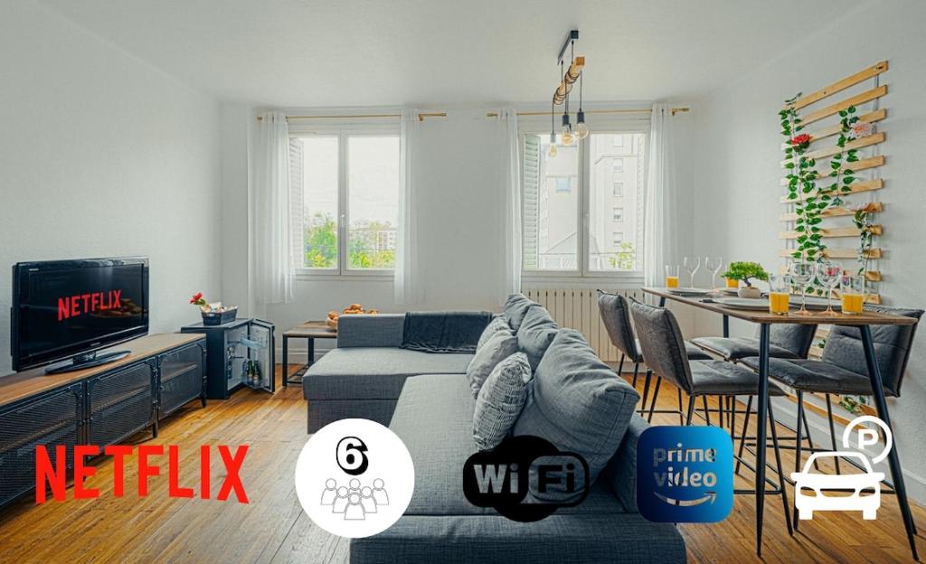 un salon avec un canapé bleu et une table dans l'établissement Le cocon logement pour 6 et 1 bébé, à Villeurbanne