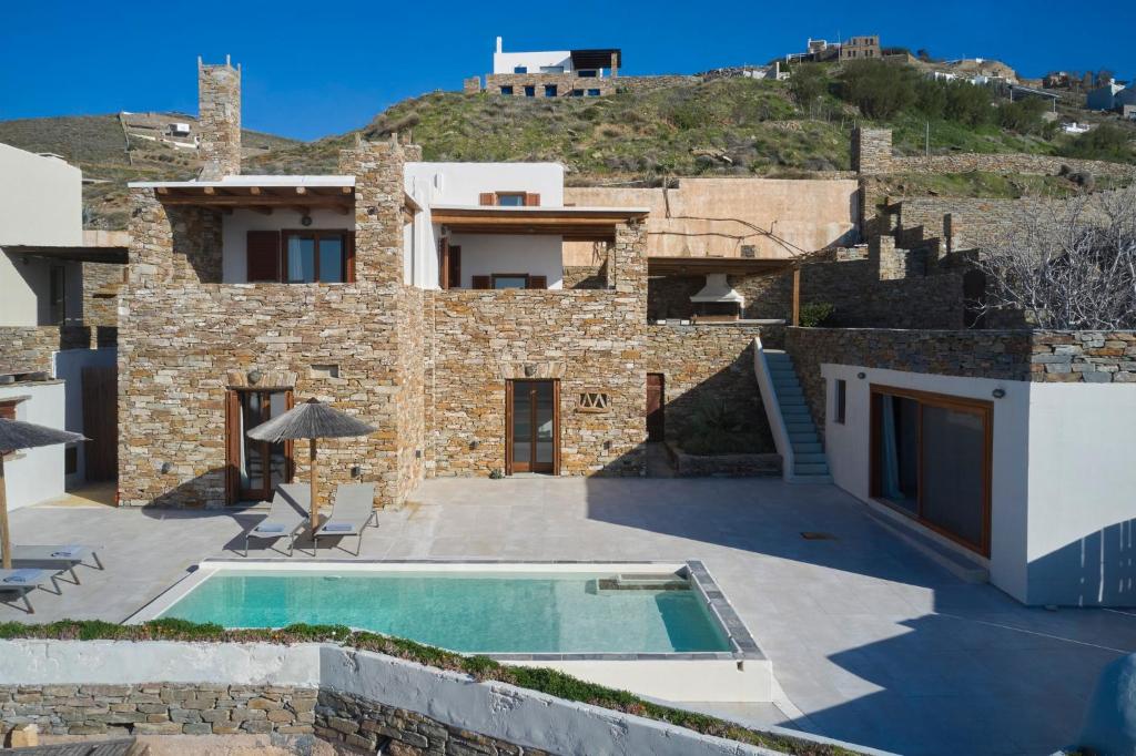 Bazén v ubytovaní Stone villa with a sea water swimming pool and a sea and sunset view alebo v jeho blízkosti