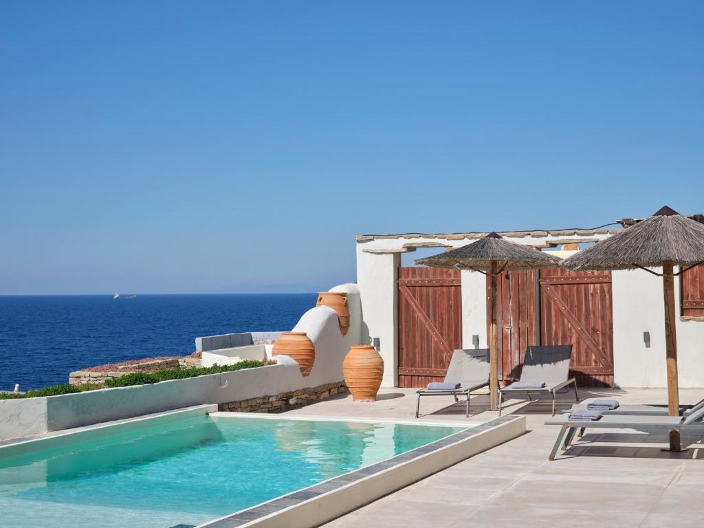 Bazén v ubytovaní Stone villa with a sea water swimming pool and a sea and sunset view alebo v jeho blízkosti