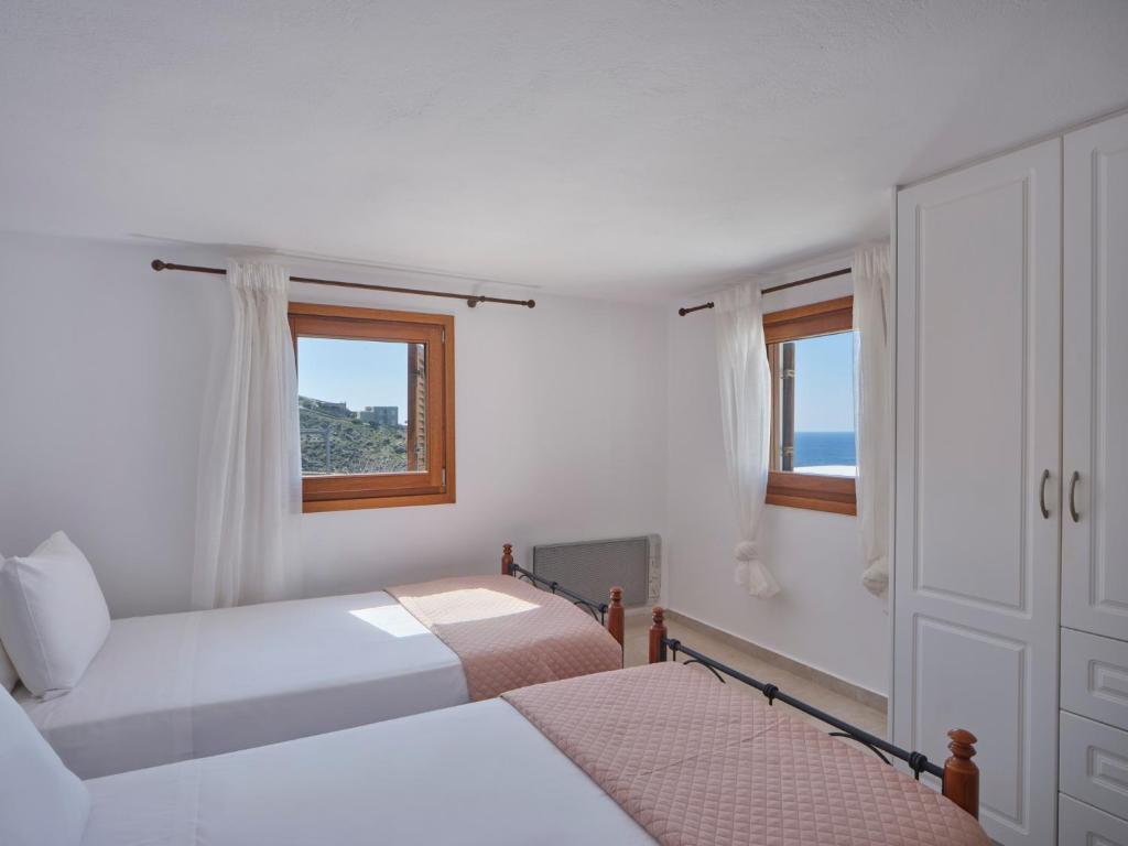 Posteľ alebo postele v izbe v ubytovaní Stone villa with a sea water swimming pool and a sea and sunset view