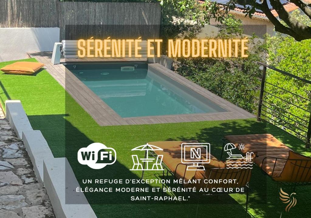 - un panneau pour une piscine dans une cour dans l'établissement Villa HorizSky-6pers- 3 bedrooms -piscine-wifi - CapitalChic Service Saint-Raphaël, à Saint-Raphaël