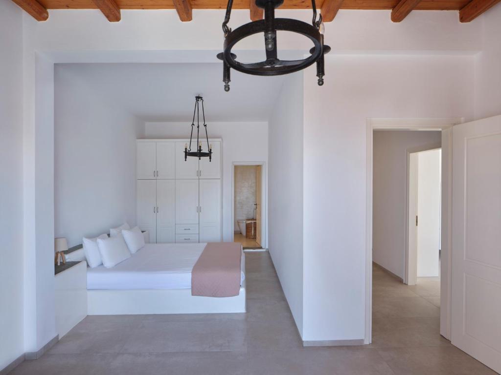 Posteľ alebo postele v izbe v ubytovaní Stone villa with a sea water swimming pool and a sea and sunset view