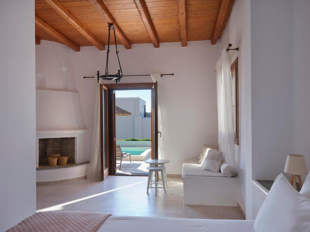 Posteľ alebo postele v izbe v ubytovaní Stone villa with a sea water swimming pool and a sea and sunset view