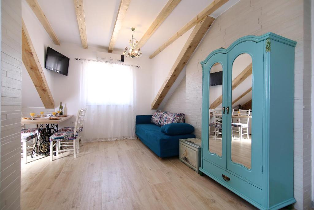 - un salon avec un canapé bleu et une table dans l'établissement Apartment Barbara's Inheritance, à Split