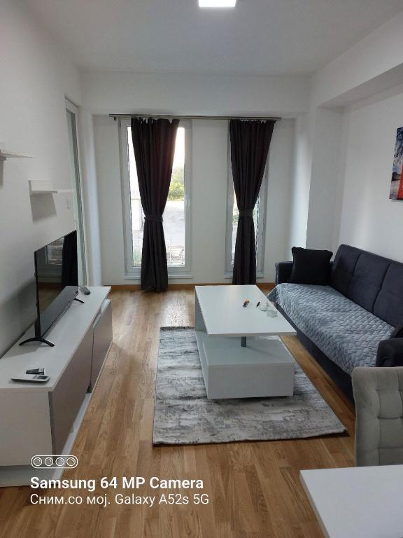 Televizorius ir (arba) pramogų centras apgyvendinimo įstaigoje Eva Apartman