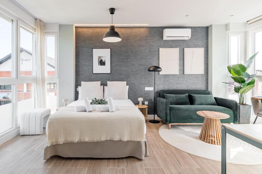 Arturo Soria Stays by Charming - Resim 1