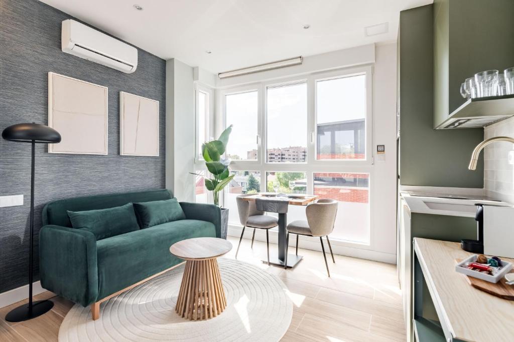 Arturo Soria Stays by Charming - Resim 12