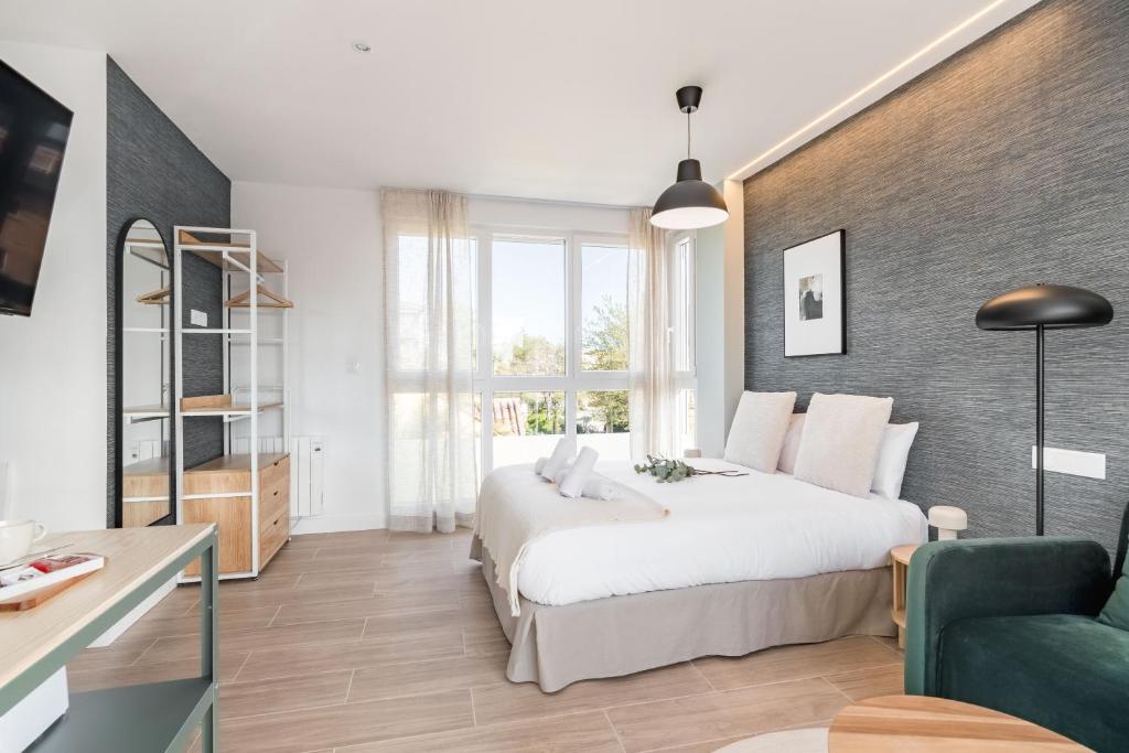 Arturo Soria Stays by Charming - Resim 11