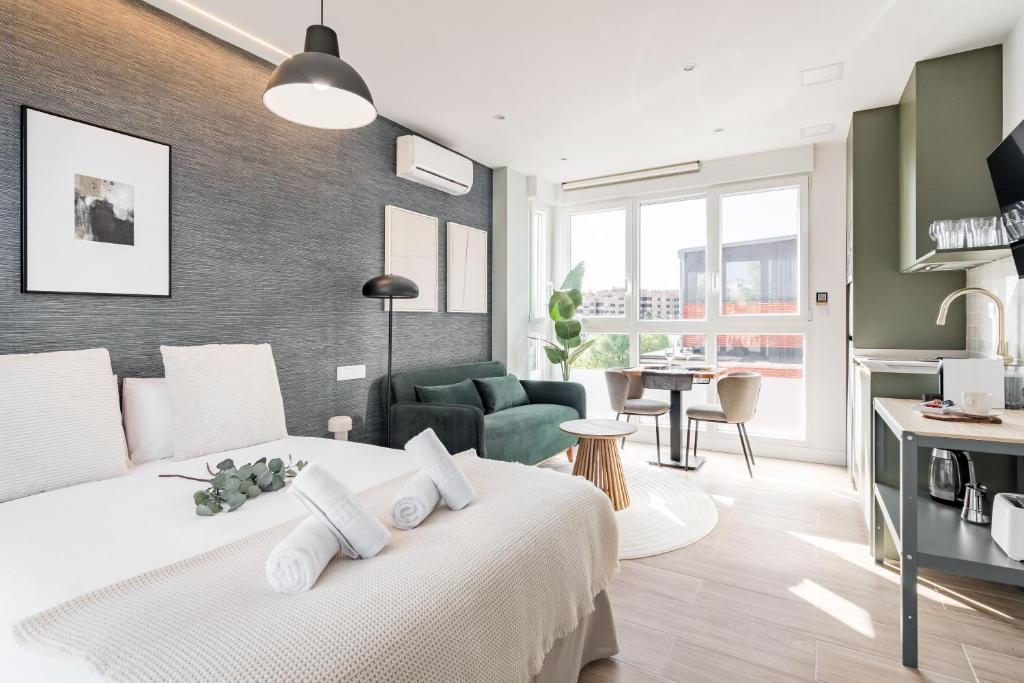 Arturo Soria Stays by Charming - Resim 9