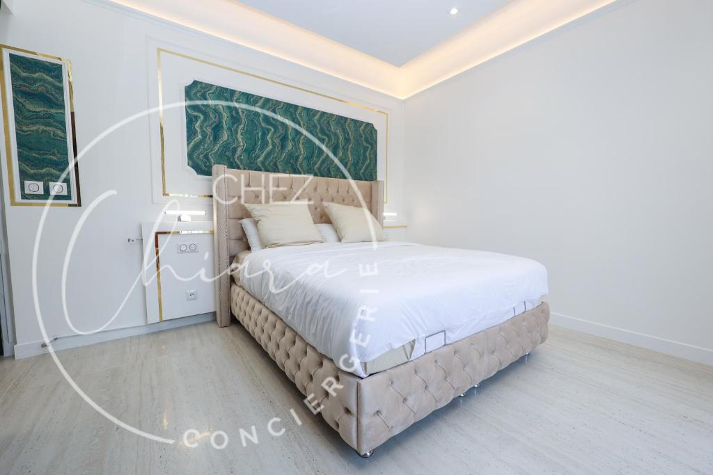 - une chambre avec un lit orné d'une grande peinture murale dans l'établissement Your suite Champs Elysées calm and stylish, à Paris