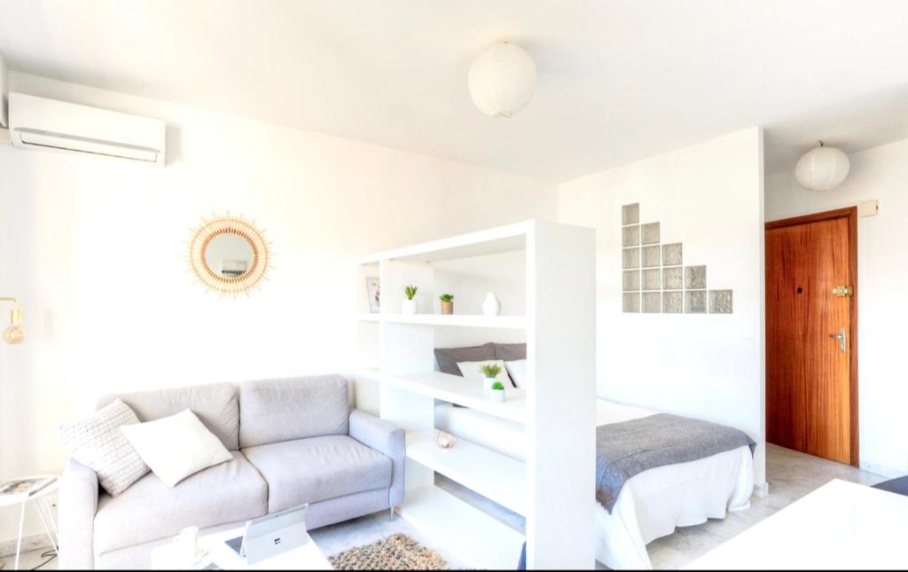 - un salon blanc avec un canapé et un lit dans l'établissement Grand Studio proche Croisette, à Cannes