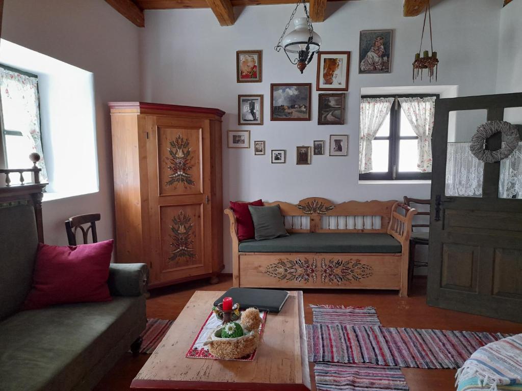 a living room with a couch and a table at Kemencés Vendégház in Kővágószőlős