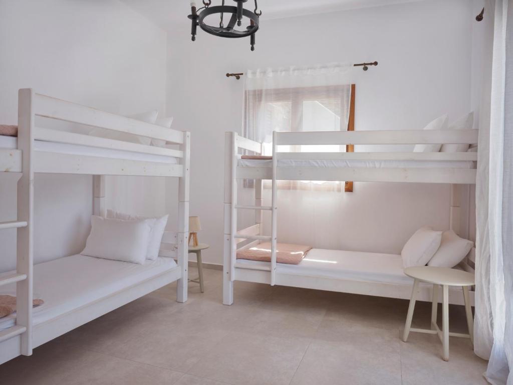 Posteľ alebo postele v izbe v ubytovaní Stone villa with a sea water swimming pool and a sea and sunset view