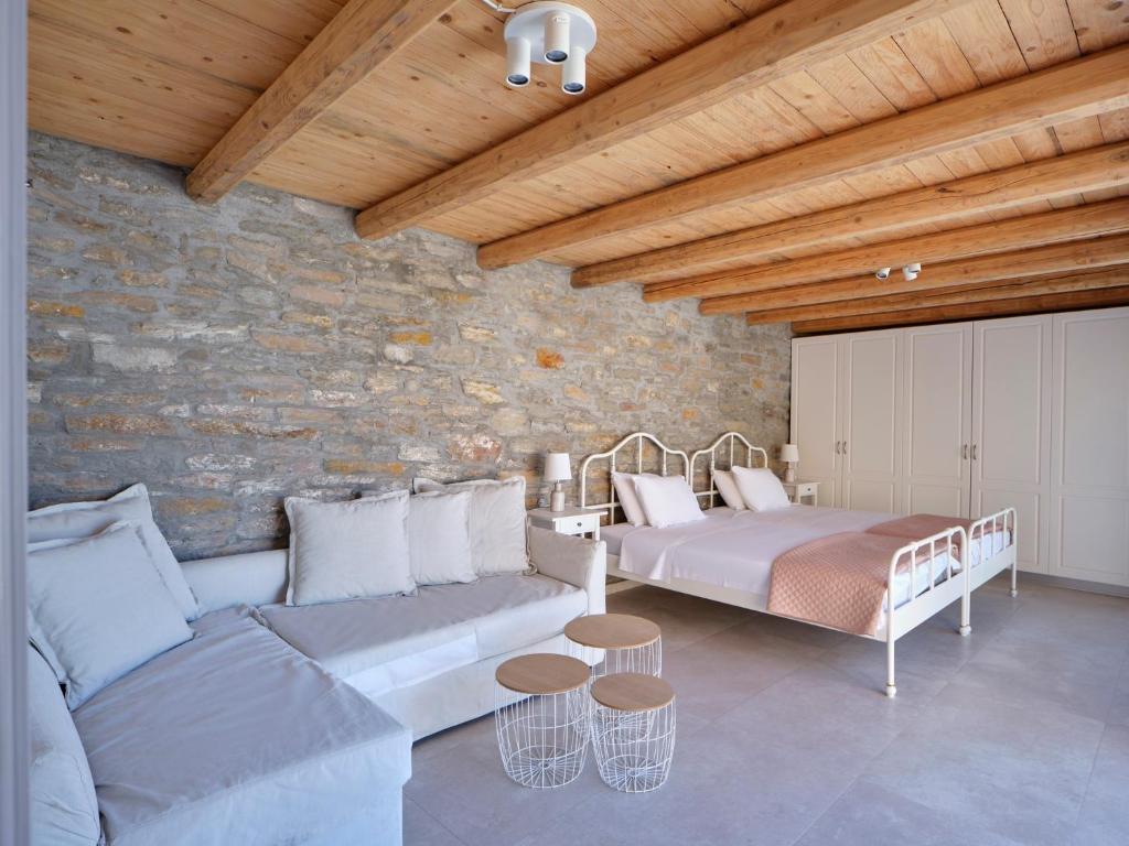 Posedenie v ubytovaní Stone villa with a sea water swimming pool and a sea and sunset view