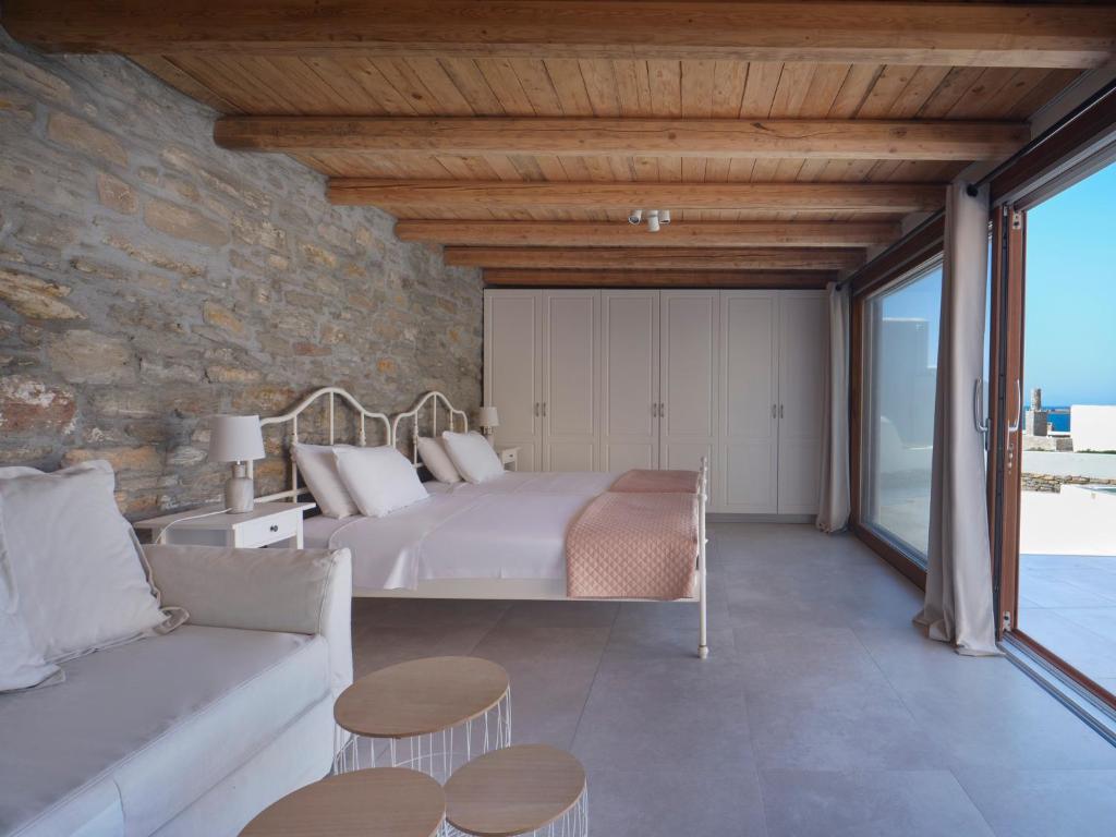 Posedenie v ubytovaní Stone villa with a sea water swimming pool and a sea and sunset view
