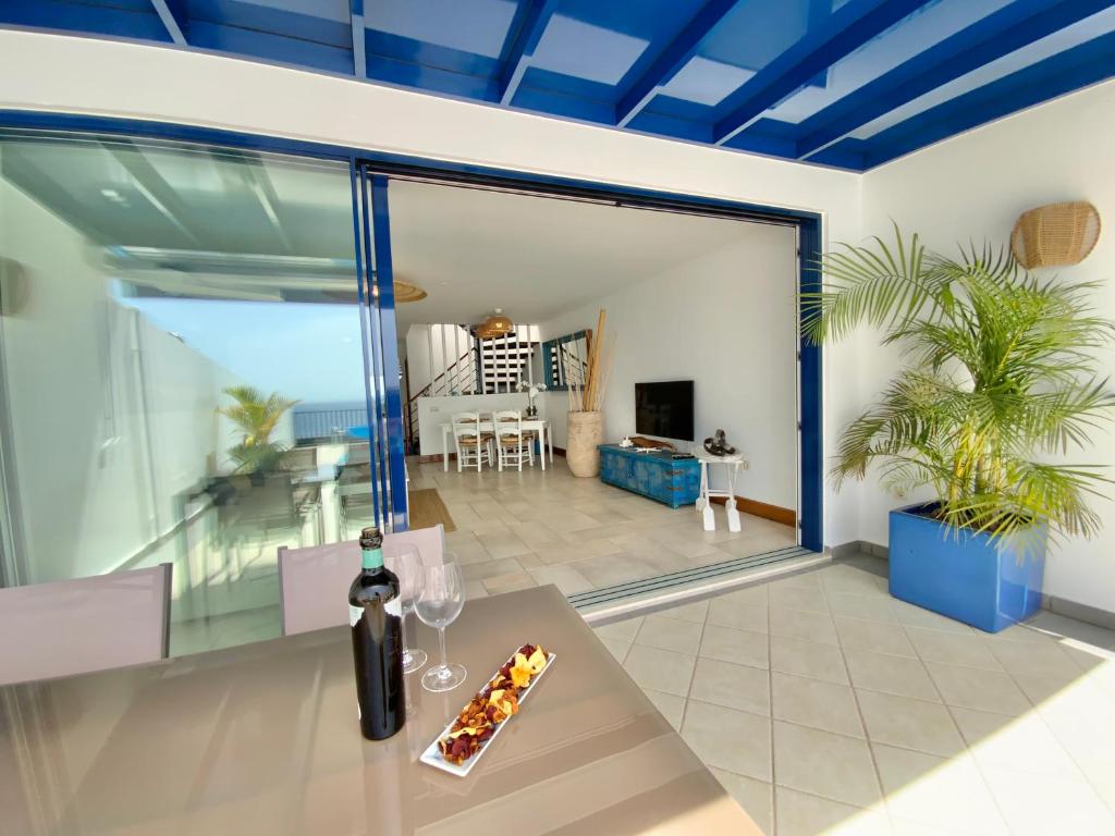 TV a/nebo společenská místnost v ubytování FRONTLINE VILLA 26, Modern Coastal Design with Amazing Views