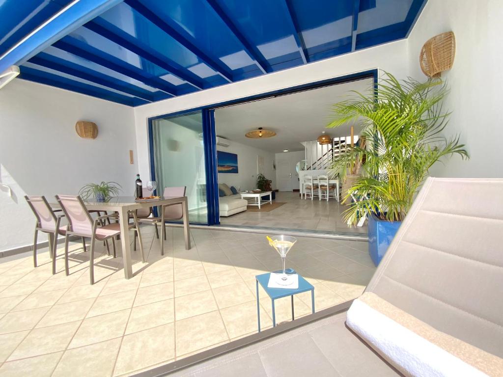 Posezení v ubytování FRONTLINE VILLA 26, Modern Coastal Design with Amazing Views
