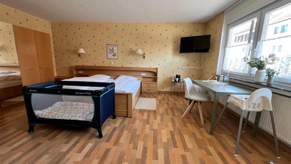 Postel nebo postele na pokoji v ubytování Gästehaus Kliebenstein