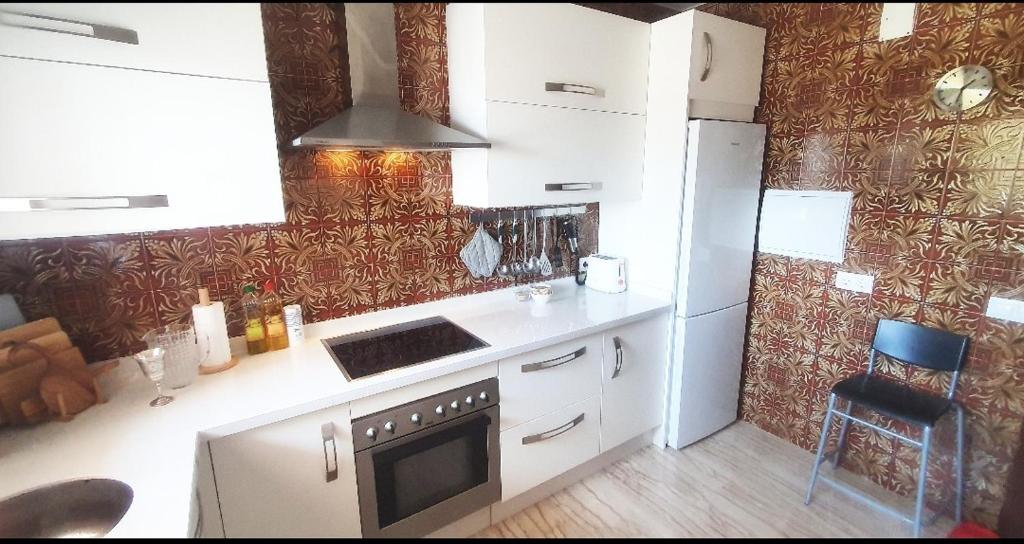 Kuchyň nebo kuchyňský kout v ubytování Evans Realty AF Villa de lujo & Piscina & Parking