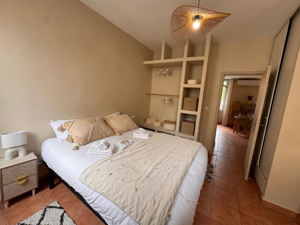 une chambre avec un grand lit blanc dans une pièce dans l'établissement l espérandieu, à Marseille