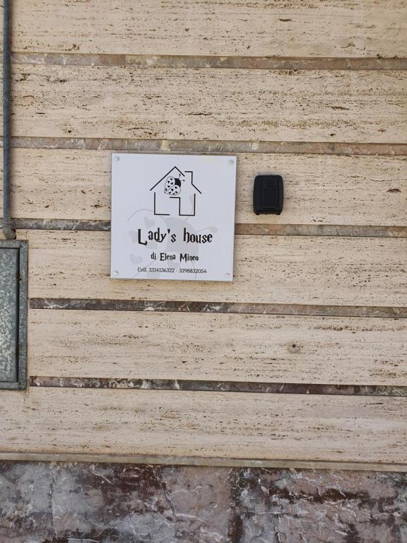 Certifikát, hodnocení, plakát nebo jiný dokument vystavený v ubytování Lady's house