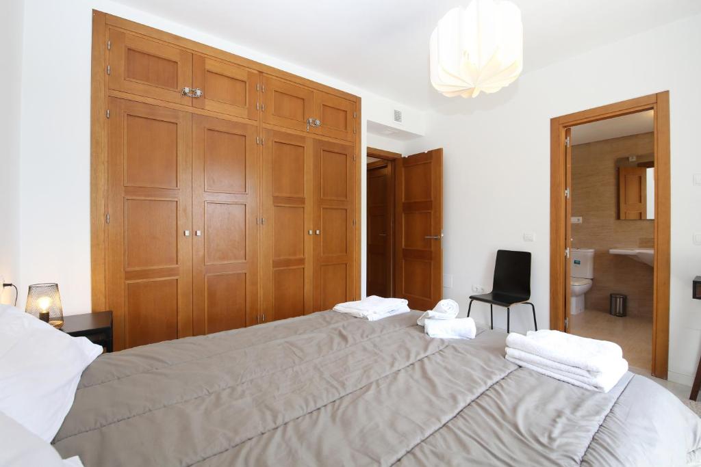 Postel nebo postele na pokoji v ubytování Estepona West Townhouse LOBON