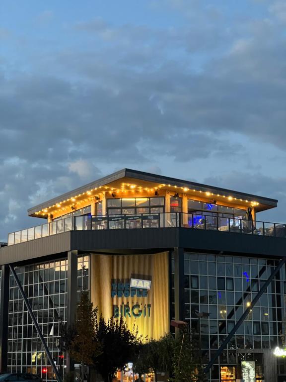 un edificio con luces encima en The People Le Havre, en Le Havre