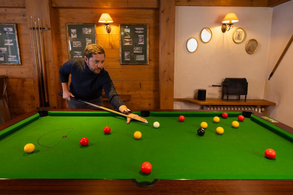 Biliár nebo kulečník v ubytování Hôtel de L'Arve by HappyCulture