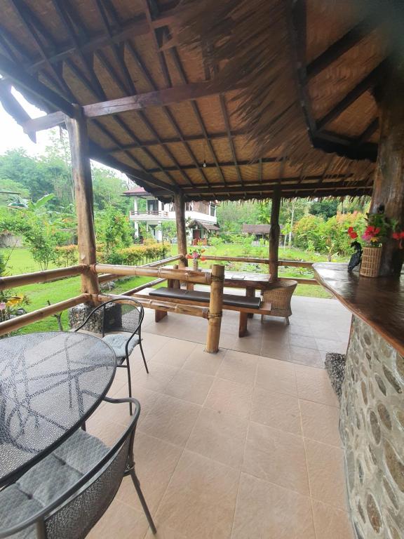 Balkón nebo terasa v ubytování Sumatra Cheeky Monkeys Villa, Trekking and Tours