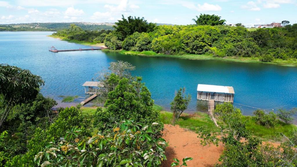 Blick auf einen Fluss mit einem Boot im Wasser in der Unterkunft Casa Ipê Amarelo in Abadiânia
