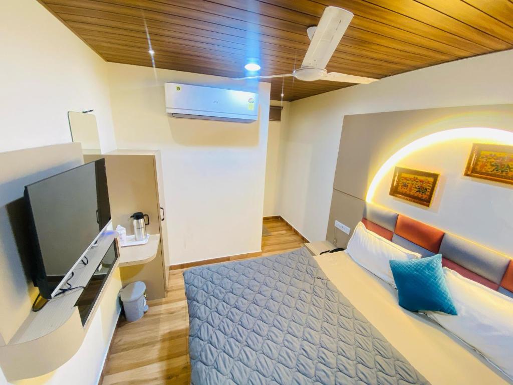Postel nebo postele na pokoji v ubytování Hotel RV Residency