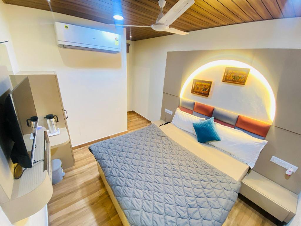Postel nebo postele na pokoji v ubytování Hotel RV Residency