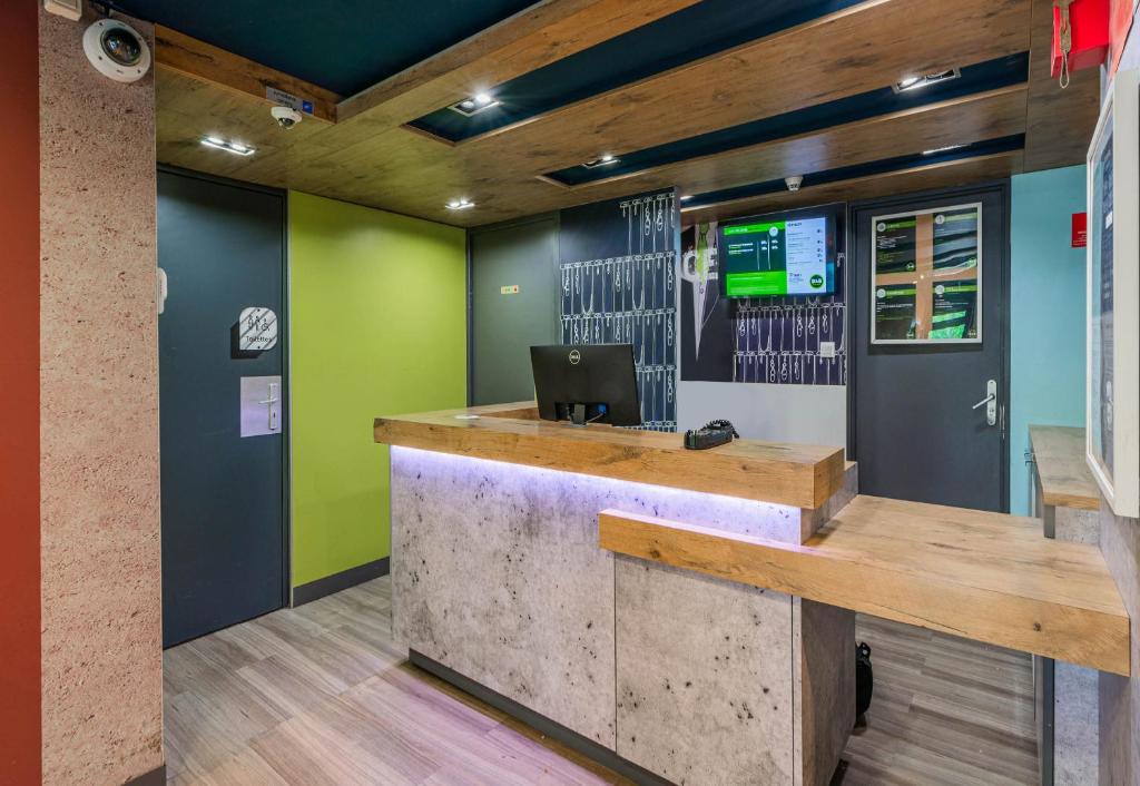 TV a/nebo společenská místnost v ubytování B&B HOTEL Strasbourg Nord Schiltigheim