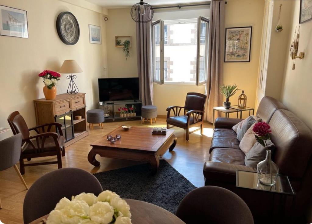 グランビルにあるAppartement Granville hyper centreのソファとコーヒーテーブルのあるリビングルーム
