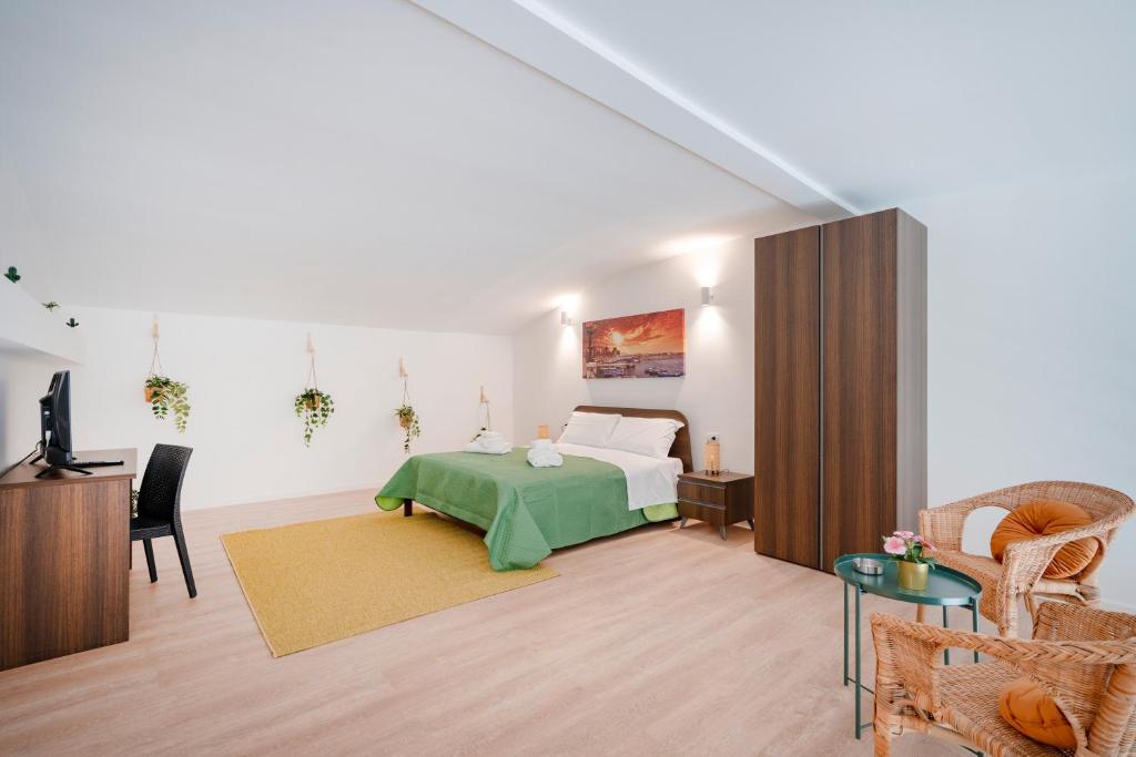 a bedroom with a bed with a green blanket at Sogno di Mare in Bari