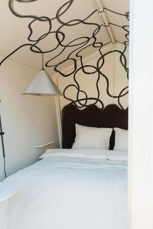 Postel nebo postele na pokoji v ubytování DE BUITENKANS unique cabins - urban camping