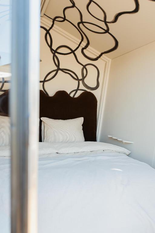 Postel nebo postele na pokoji v ubytování DE BUITENKANS unique cabins - urban camping