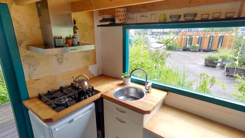 Kuchyň nebo kuchyňský kout v ubytování DE BUITENKANS unique cabins - urban camping