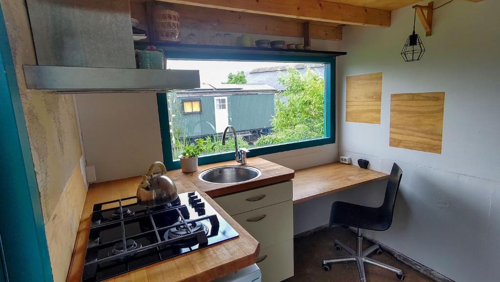 Kuchyň nebo kuchyňský kout v ubytování DE BUITENKANS unique cabins - urban camping